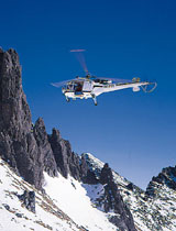 Vrtuľník pri nehode na horách